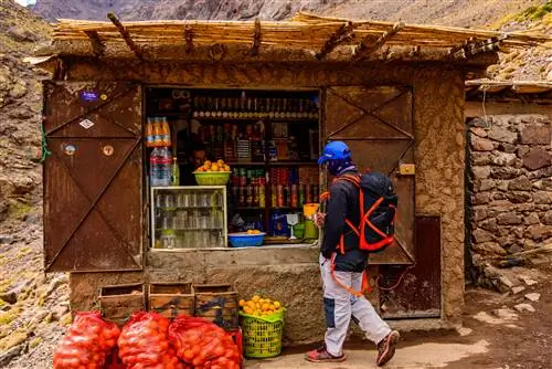 на пути к вершине Джебель-Тубкаль, Марокко есть несколько контрольно-пропускных пунктов.