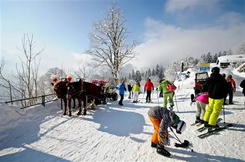 Браунвальд - небольшая деревня в швейцарских Альпах во время зимнего сезона с электротранспортом и людьми, катающимися на лыжах.