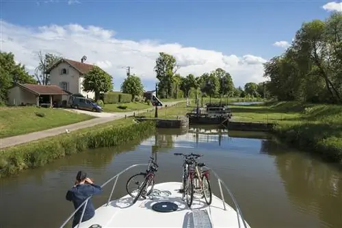 Плавучий дом приближается к шлюзу во время круиза по реке Малая Сона, Верхняя Сона, Бургундия Франш-Конте, Франция