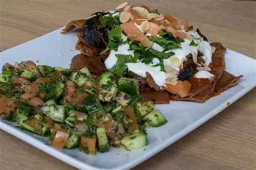 Общество Muncih - блюдо из свежих овощей, подаваемое в кафе Bellvue di Monaco, Мюнхен.