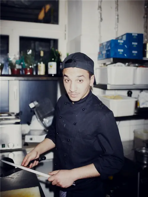 Мюнхенское общество - стажер по имени Синан точит ножи на кухне Рокльплац.