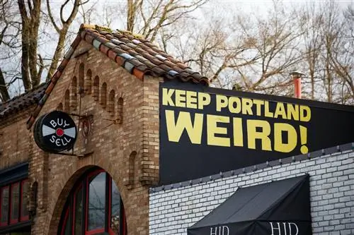 Держите вывеску Portland Weird в известном музыкальном магазине в центре города.