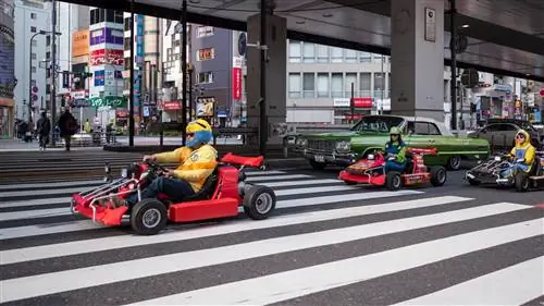 Гонщики картинга в костюмах проезжают по улицам Токио