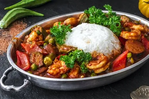 Традиционный гамбо из морепродуктов с сосисками, креветками, овощами и каджунскими специями.