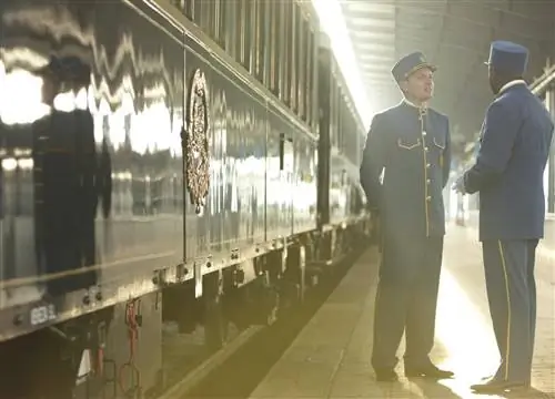 Стюардессы возле Восточного экспресса на вокзале