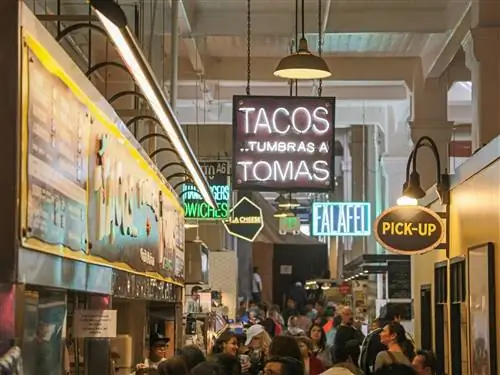 Люди на Центральном рынке Лос-Анджелеса