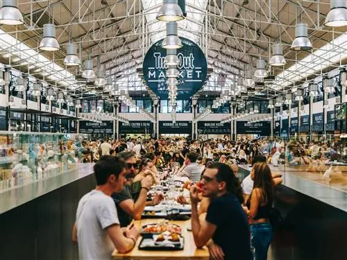 Покупатели на Mercado da Ribeira в Лиссабоне