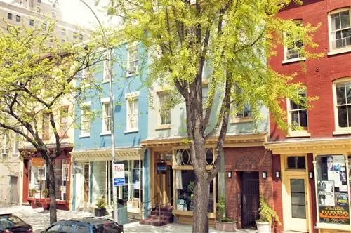 Красочные здания вдоль Атлантик-авеню в Бруклине в солнечный день