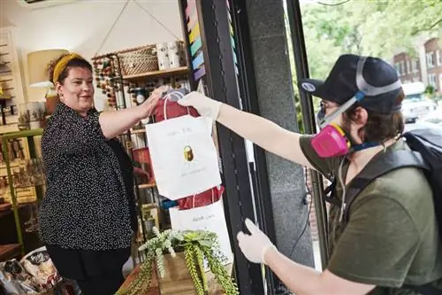 Магазины Нью-Йорка осторожно открываются после нескольких месяцев блокировки