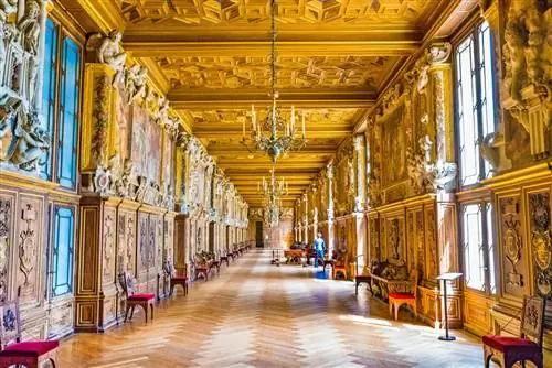 Интерьер королевского дворца Фонтенбло во Франции