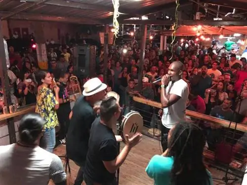 Живая группа выступает перед толпой в La Terraza de Bonanza.