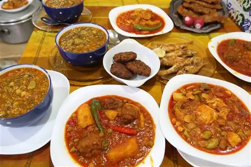 Традиционные тунисские блюда ждут на столе в Dar Bellaaj в Сфаксе.