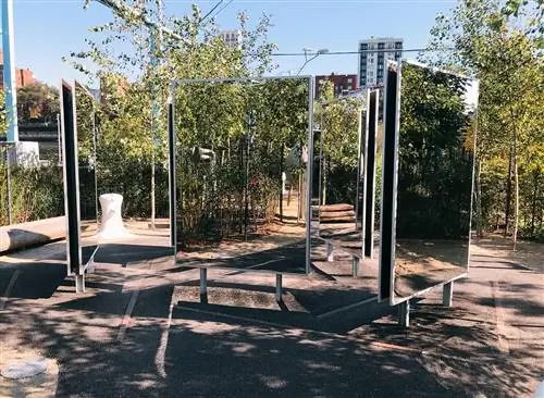 Лабиринт создан с перегородками на кирпичном тротуаре на пирсе 3 парка Бруклин Бридж.