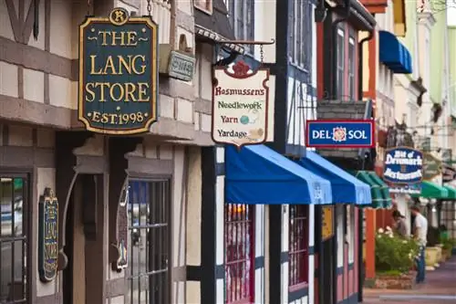 Вывески магазинов вдоль улицы