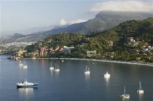 Парусные лодки и яхты усеивают залив Плайя-ла-Ропа.