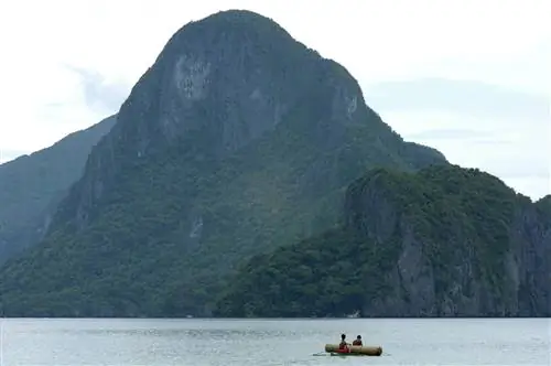 Дети с большим багажником в лодке, Эль Нидо. Филиппины. (Фото: Серджи Реборедо/VW PICS/UIG через Getty Images)