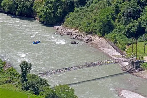 Плот на реке Мо Чу в Пунакхе