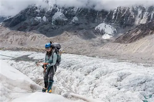 Член команды Full Circle Everest поднимается на гору.