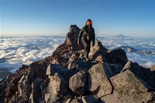 Команду Full Circle Everest возглавляет Филип Хендерсон, которого можно увидеть здесь на пике во время командной поездки на гору Ренье.