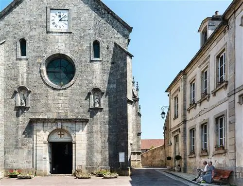 Сен-Женест в маленьком городке Флавиньи-сюр-Озерен