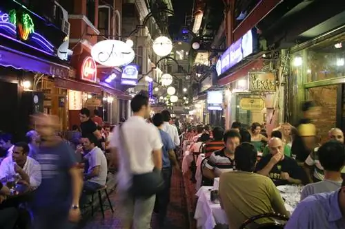 Оживленный ресторан и бар ночью в Таксиме, Стамбул, Турция, 25 июля 2007 года. Таксим - популярное место среди туристов и местных жителей Стамбула. 26882794 бар, барселона, пиво, занятый, столица, город, жизнь города, толпа, кухня, клиенты, есть, наслаждаться, европа, еда, весело, день отдыха, горячий, остров, стамбул, истикляль, латынь, жизнь, рынок, Средиземноморский, люди, ночь, ночная жизнь, шумно, на открытом воздухе, снаружи, пешеход, люди, человек, ресторан, сидя, юг, улица, лето, стол, таксим, тапас, терраса, путешествия,.