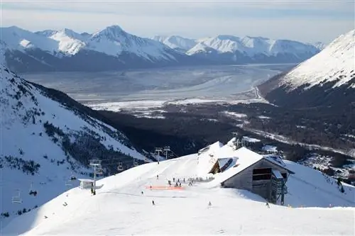 Лыжная трасса на курорте Alyeska Resort в Гирдвуде, Аляска