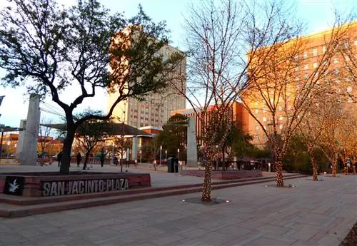 Площадь с каменным полом среди деревьев и зданий в Эль-Пасо, штат Техас.