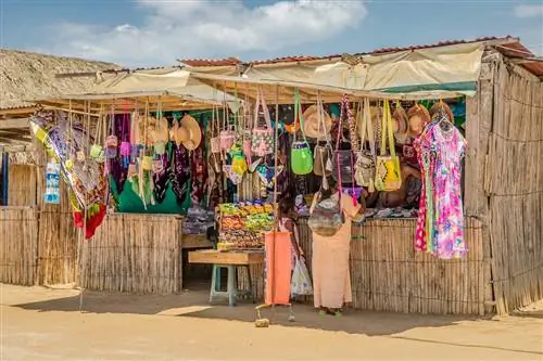 Женщина и ребенок стоят в магазине изделий ручной работы из тростника в Ла-Гуахира, Колумбия.