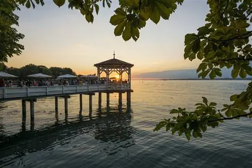 Павильон с баром на берегу Боденского озера на закате.