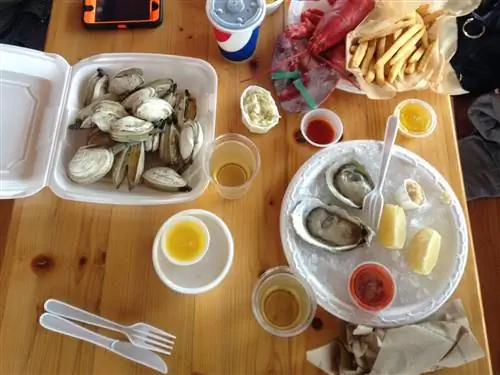 Научитесь ходить под парусом, прежде чем отправиться на праздник морепродуктов в Провиденсе.