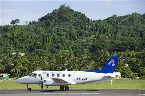Самолет Air Rarotonga Embraer EMB-110P1 Bandeirante на взлетно-посадочной полосе