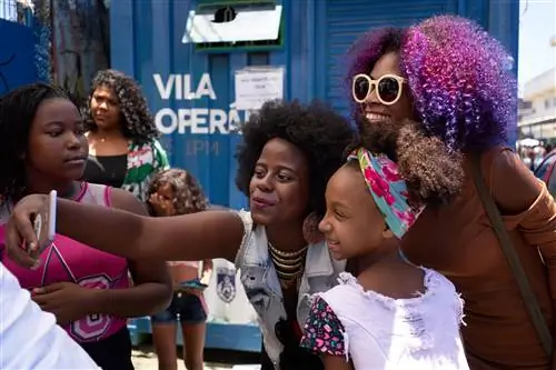 Три молодые темнокожие женщины делают селфи в Дуке-де-Кашиас, Рио-де-Жанейро, Бразилия.