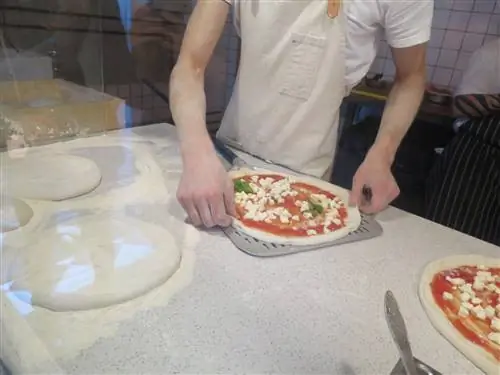 Таллиннская еда - одна из 200 эксклюзивных пицц, которые готовятся каждый день в таллиннской Kaja Pizza Köök, принадлежащей обладателю звезды Мишлен шеф-повару Андрею Лесменту.