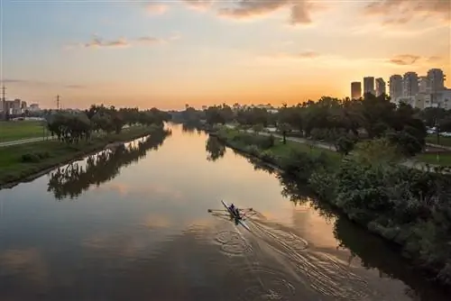Каякеры сплавляются по реке Яркон возле парка Яркон, который проходит через сердце Тель-Авива.