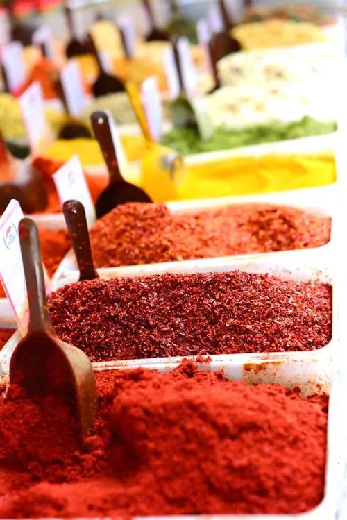 Крупный план красочных специй и трав на рынке Кармель в Тель-Авиве.