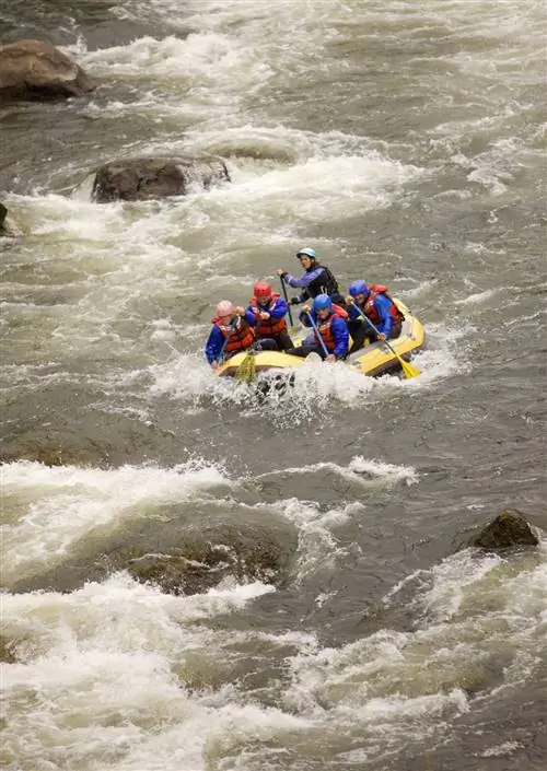 Четыре человека и проводник сплавляются по реке Арканзас в Колорадо.