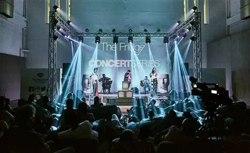 Музыканты выступают на концерте The Fridge Concert Series на проспекте Алсеркал, Дубай, Объединенные Арабские Эмираты.