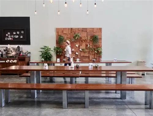 Отдохните в гостеприимном пространстве A4, расположенном на проспекте Алсеркал в Дубае.