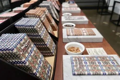 Плитки шоколада от Мирзама, мастера по производству шоколада на проспекте Альсеркал, Дубай.