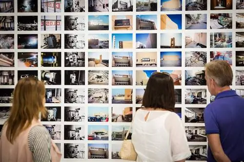 Посетители рассматривают фотографии во время Недели искусств на проспекте Алсеркал на проспекте Алсеркал, Дубай.