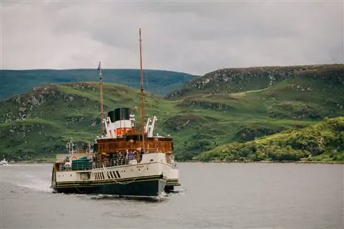 Пароход «Уэверли» плывет по реке Клайд.