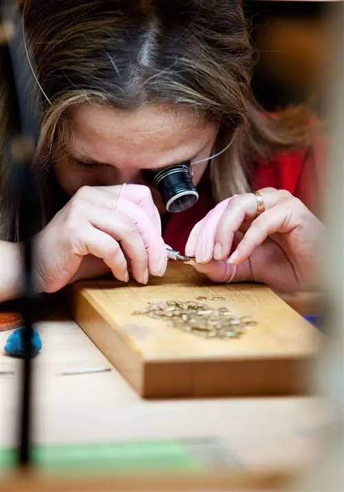 Швейцарский часовщик за работой