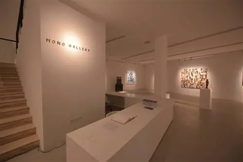 Интерьер галереи Mono со скульптурами и картинами, Эр-Рияд, Саудовская Аравия