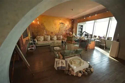 Комната частной коллекции в Художественной галерее Hewar с выставленными фресками в стиле Густава Климта и другими работами.