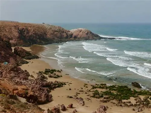Почти пустой пляж в Мирлефте, Марокко
