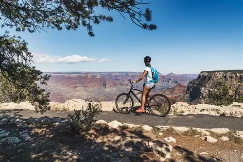 Молодая женщина на велосипеде по парку Гранд-Каньон