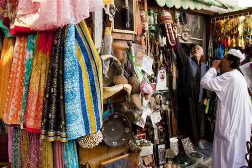 Шопинг на рынке Bur Dubai Souq, Дубай, Объединенные Арабские Эмираты