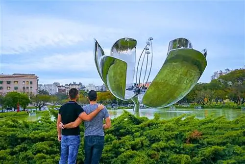 пара любуется скульптурой Floralis Genérica в Буэнос-Айресе.