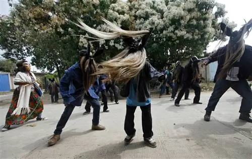 Трое мужчин в масках с длинными бородами размахивают волосами