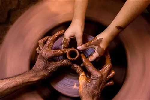 Руки гончара и ученика